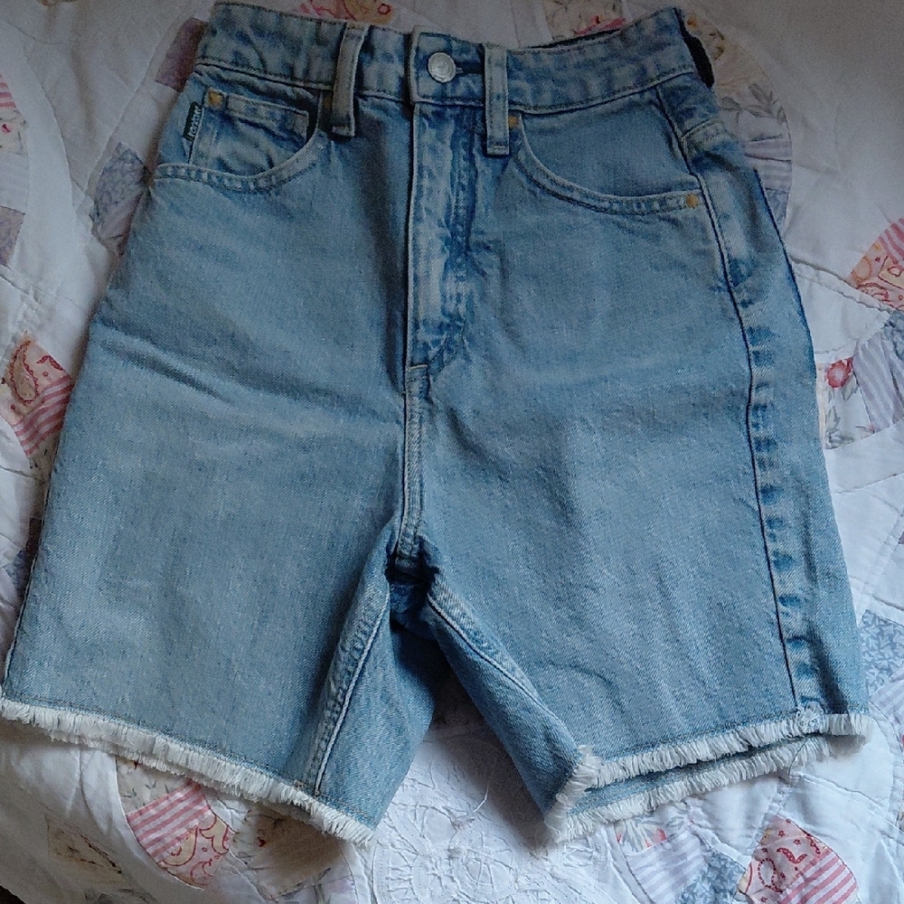 Blue Bermudas with Relaxed Cut and Cut-Off Hem